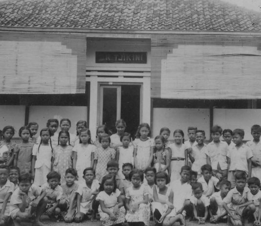 Sekolah Campuran Orang Kaya dan Orang Kampung di Jakarta