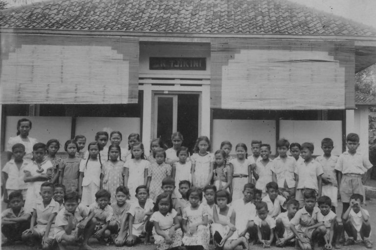 Sekolah Campuran Orang Kaya dan Orang Kampung di Jakarta