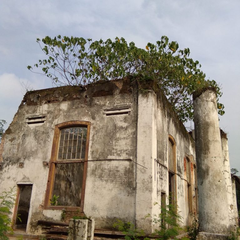 Warisan vs kampus baru:  Opportunity cost (biaya peluang) atau oportunisme?